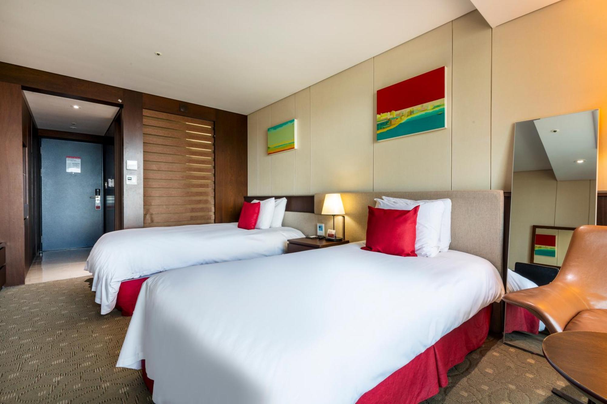 Ramada By Wyndham Jeju Hamdeok Hotel Exterior photo