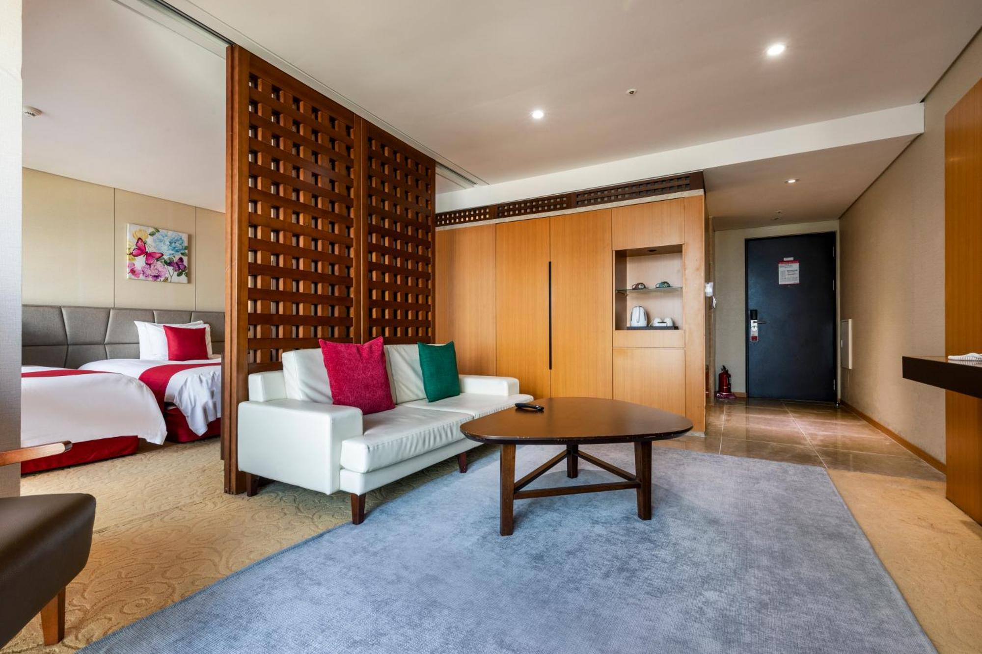 Ramada By Wyndham Jeju Hamdeok Hotel Exterior photo