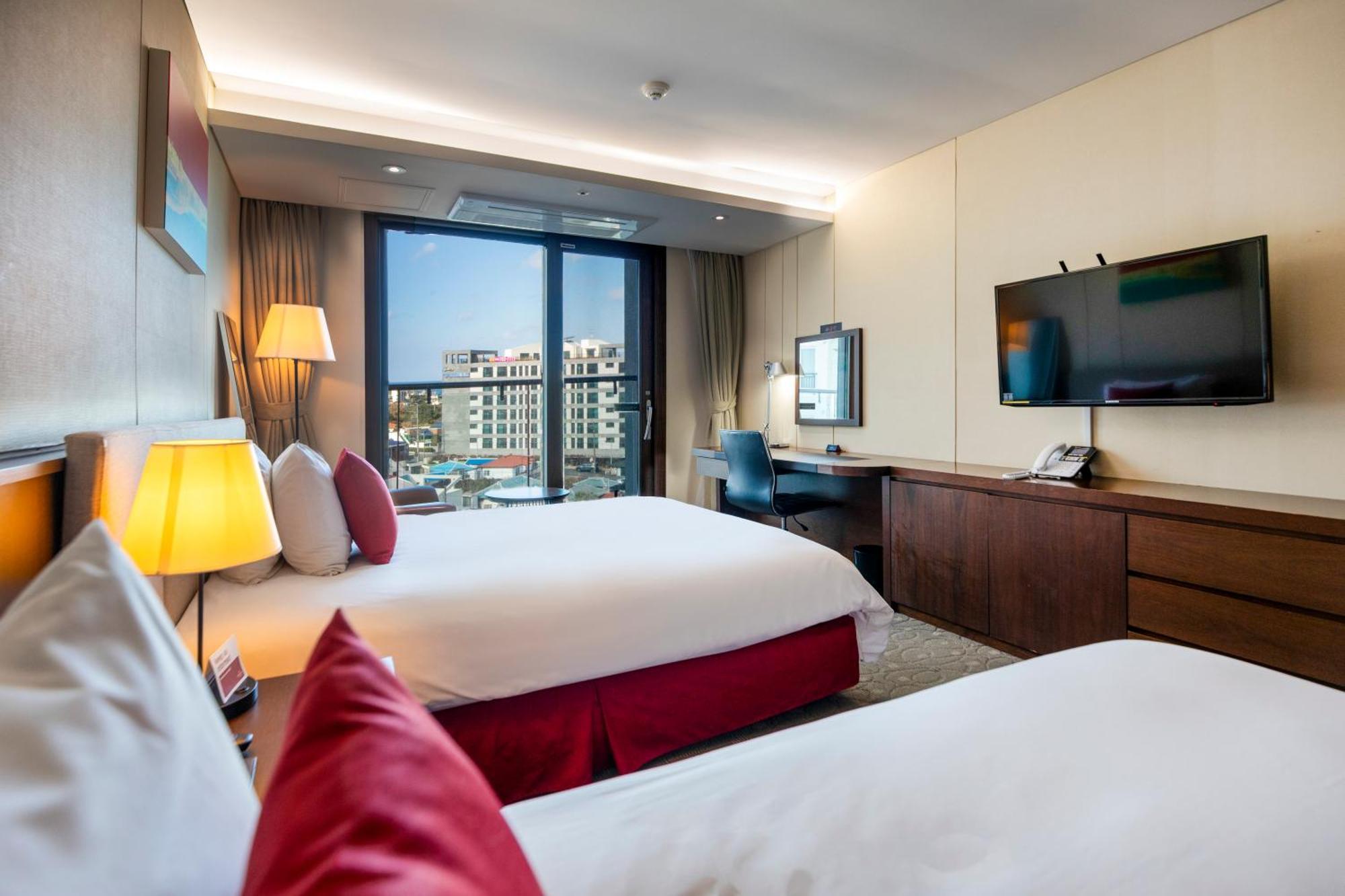 Ramada By Wyndham Jeju Hamdeok Hotel Exterior photo