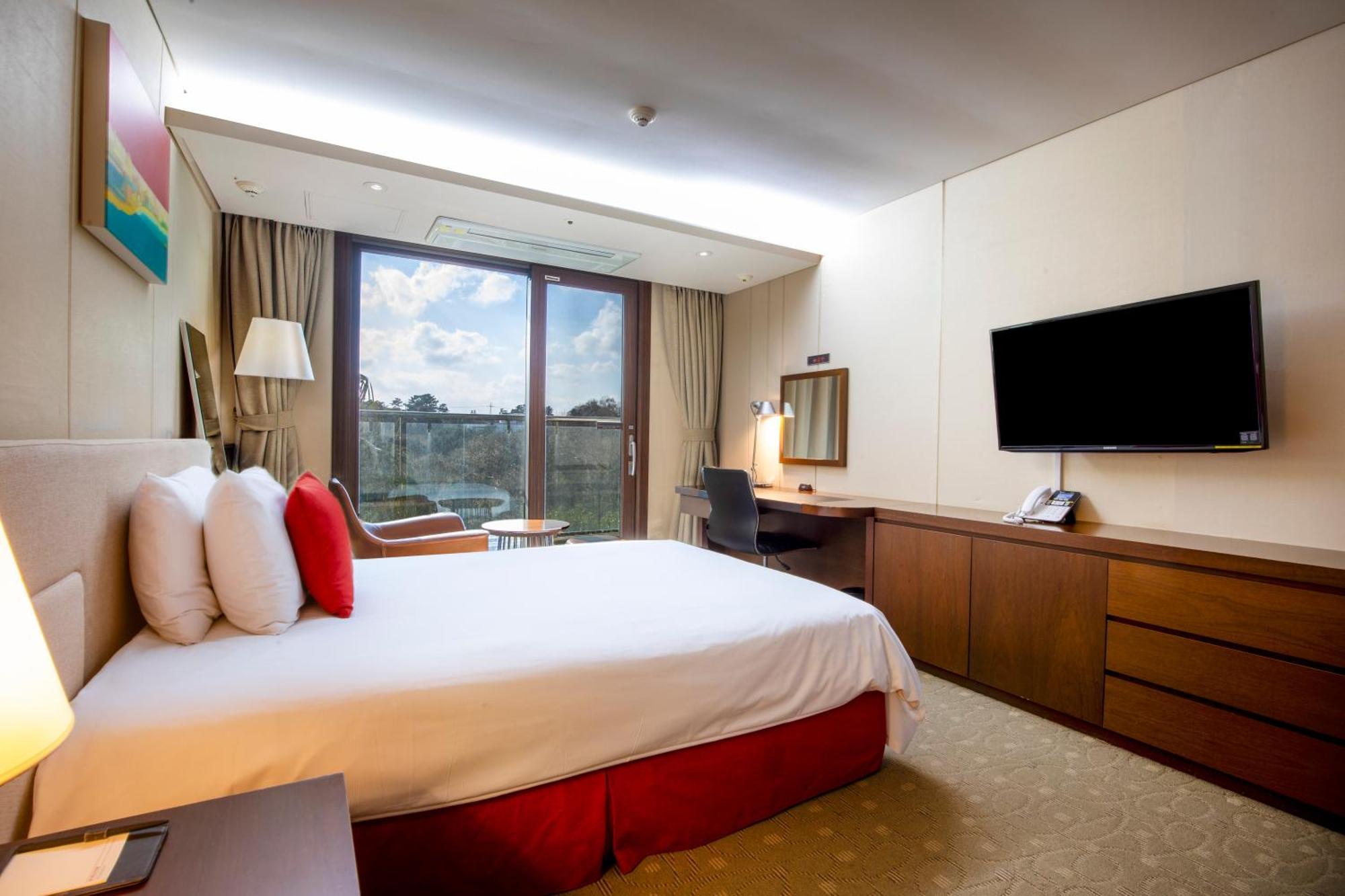 Ramada By Wyndham Jeju Hamdeok Hotel Exterior photo