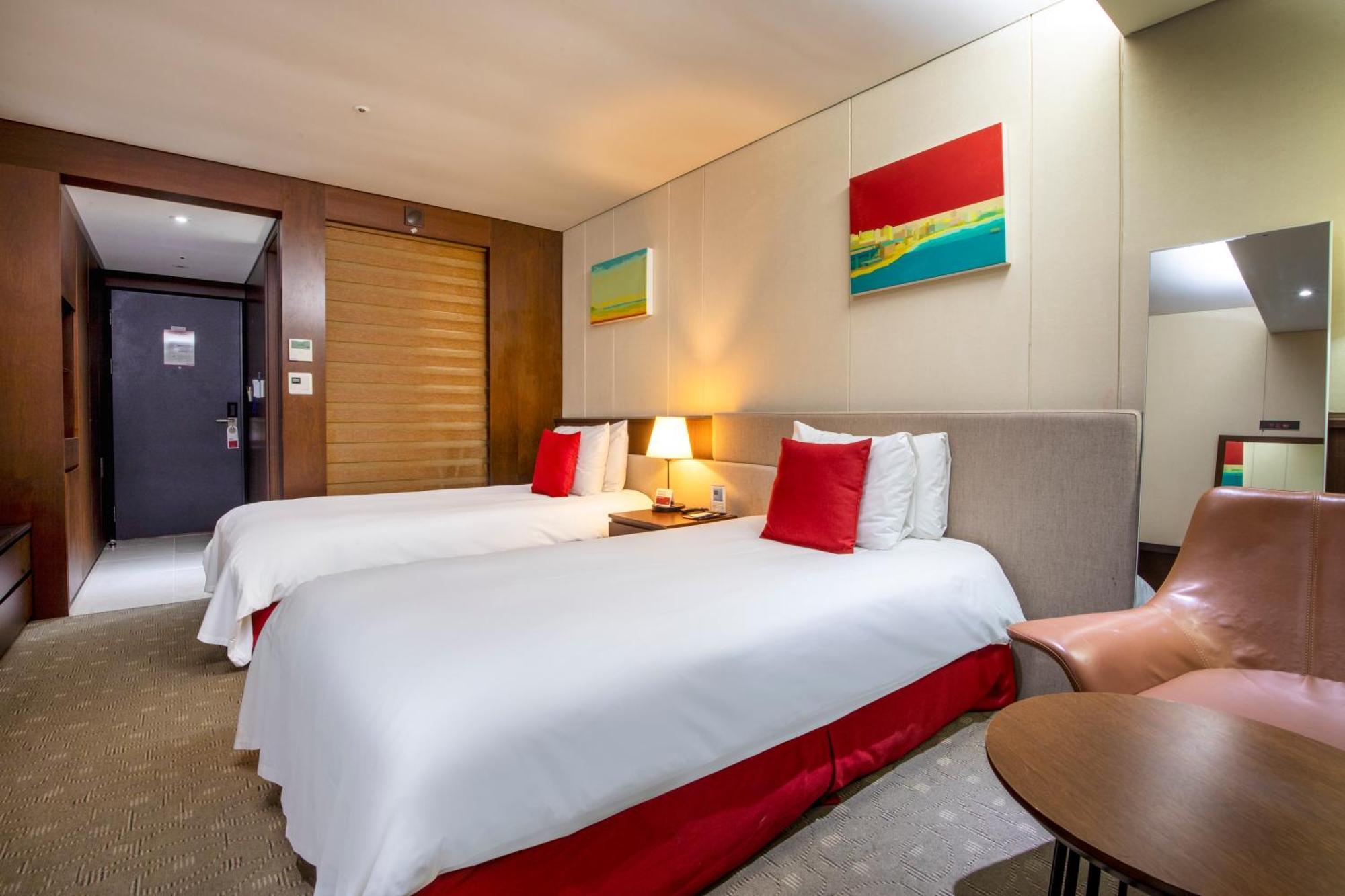 Ramada By Wyndham Jeju Hamdeok Hotel Exterior photo