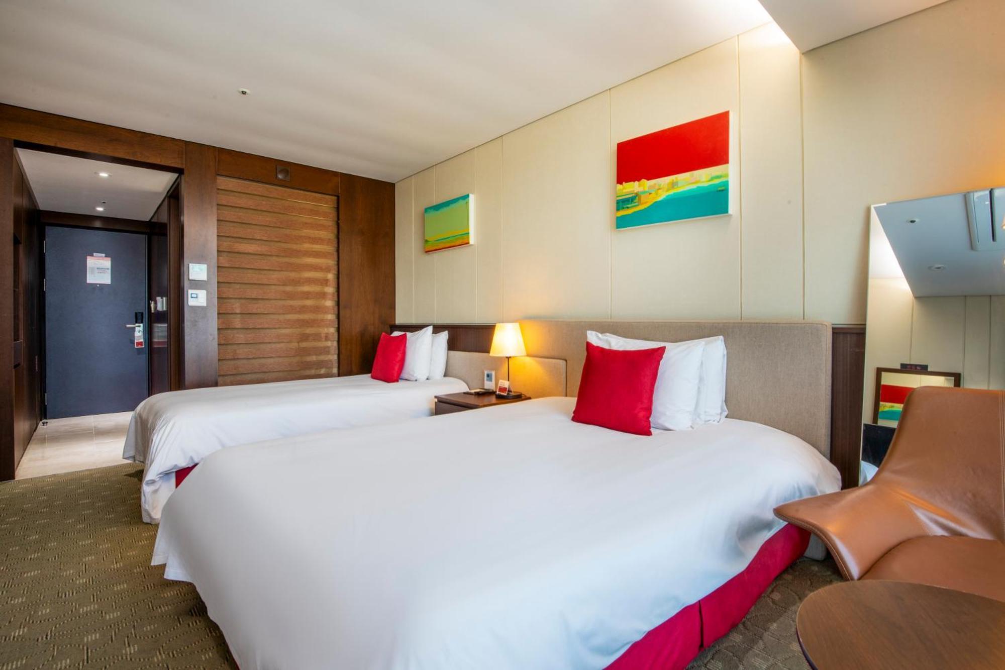 Ramada By Wyndham Jeju Hamdeok Hotel Exterior photo