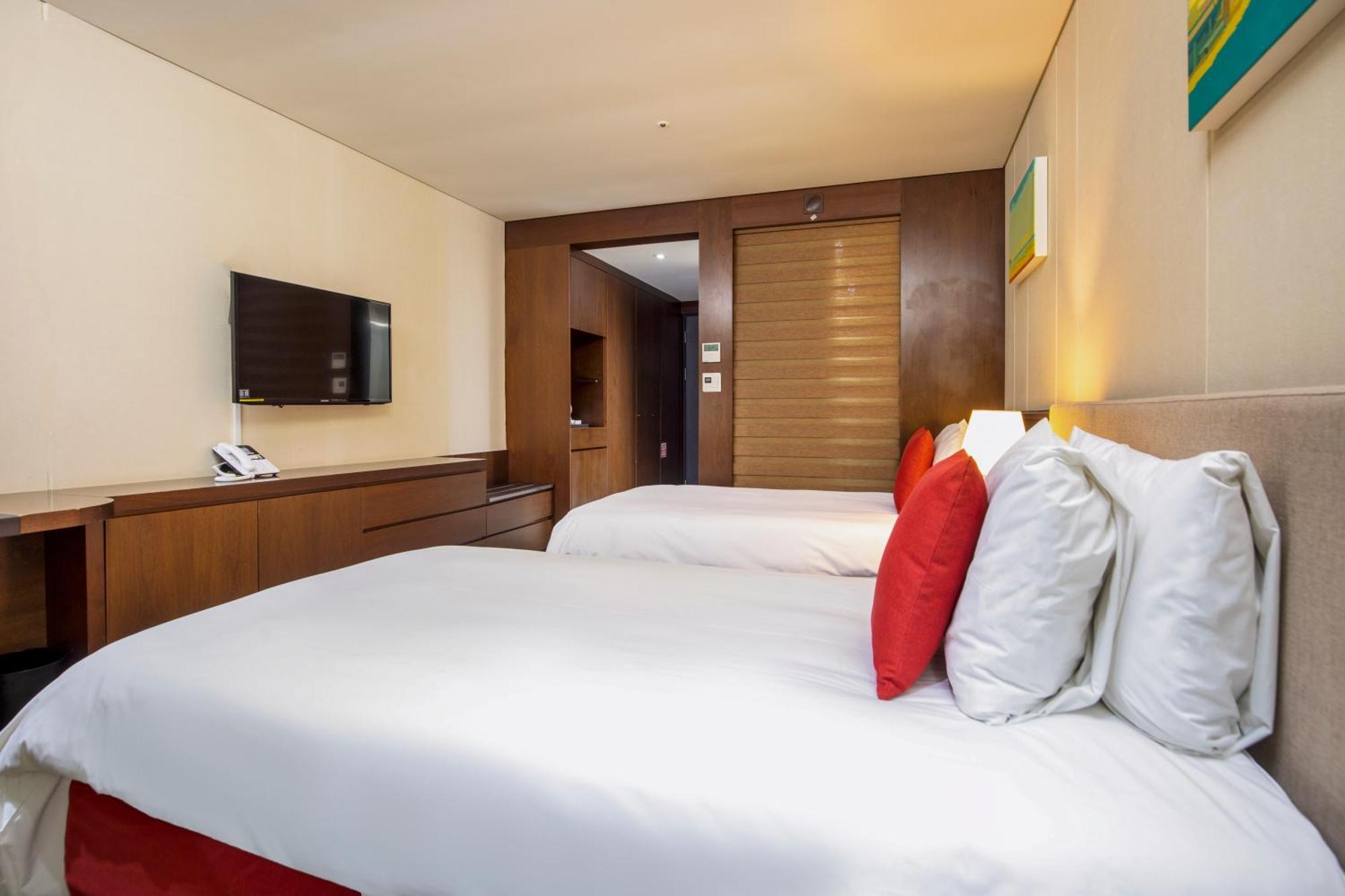 Ramada By Wyndham Jeju Hamdeok Hotel Exterior photo