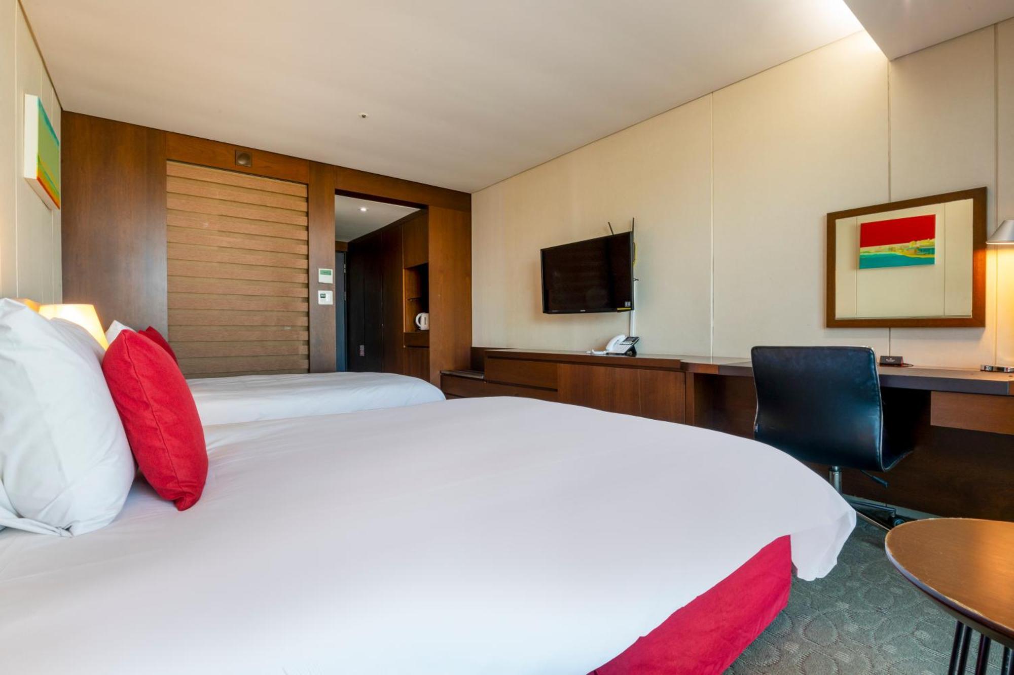 Ramada By Wyndham Jeju Hamdeok Hotel Exterior photo